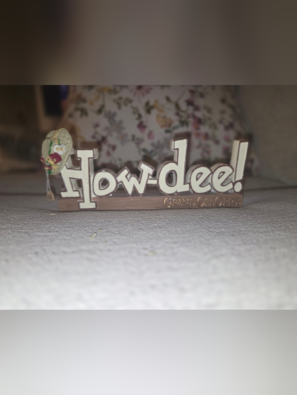 How-dee! Decorative Home Art Sculpture in White and Brown